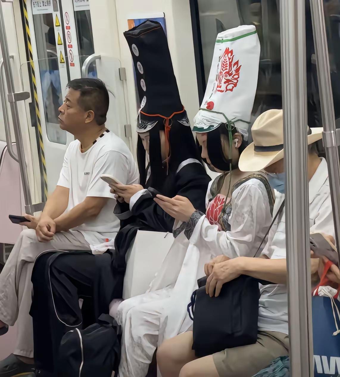 黑白无常？现在年轻人的穿着打扮，个性十足啊！除了脑子不太正常，身体的各项指标正常