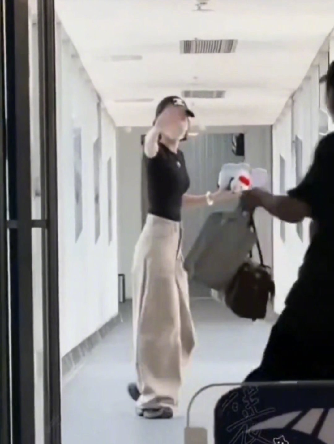 没点开之前没想过会这么好笑，唐艺昕和工作人员跑步姿势好好玩哈哈哈哈哈哈哈哈唐艺昕