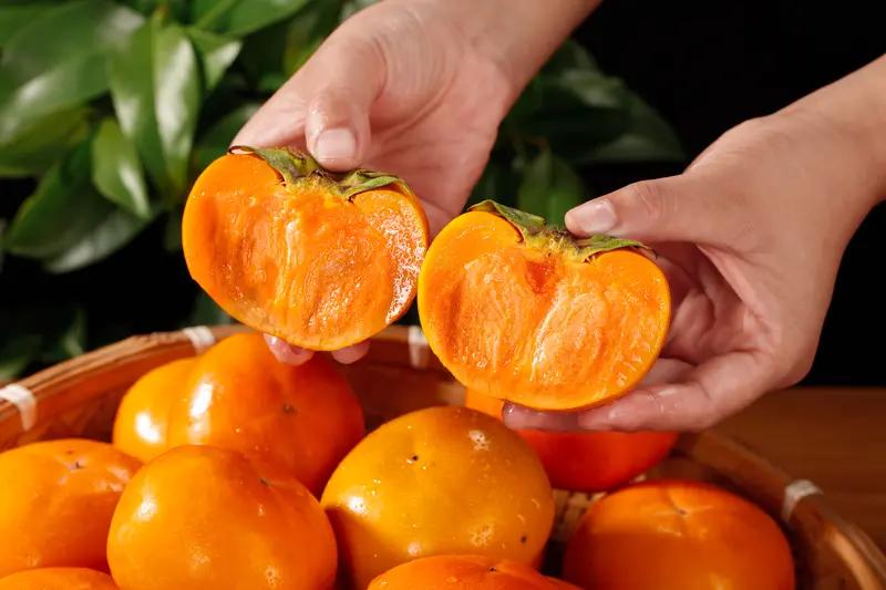 你问我答 硬柿子能不能吃，得看情况。正常成熟、外表没破损腐烂发霉的硬柿子能吃。它