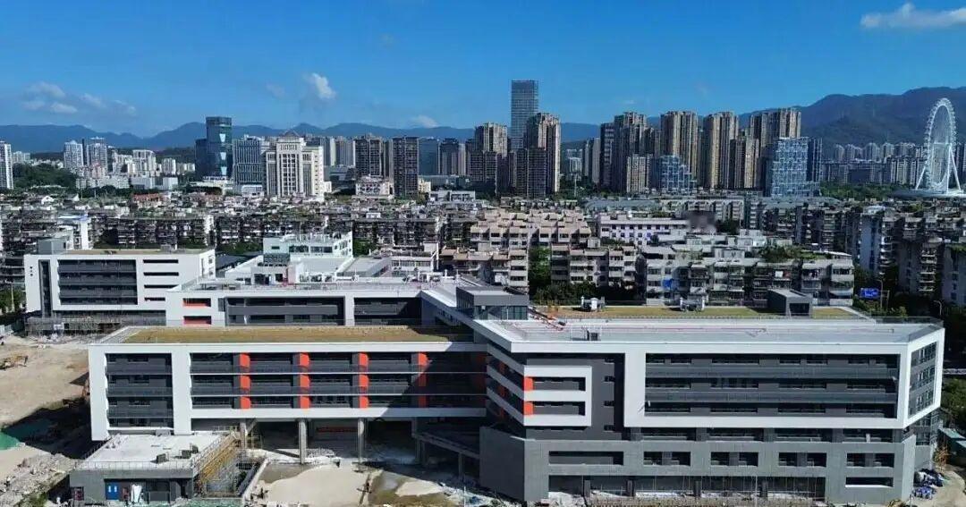 福州第十八中学高中部项目位于福州市晋安区后浦路以东，用地面积约26998.23平