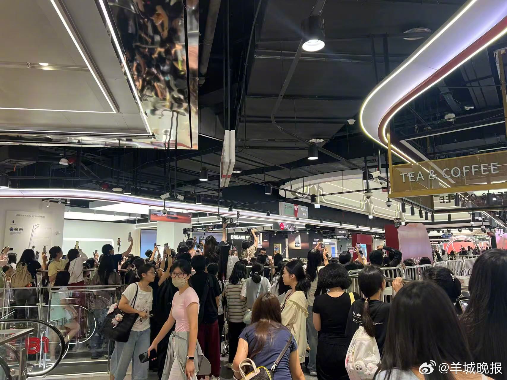【#章昊广州活动人气爆棚# 商场二到五层全站满了！🔥】澳门庆生刚结束，章昊就闪