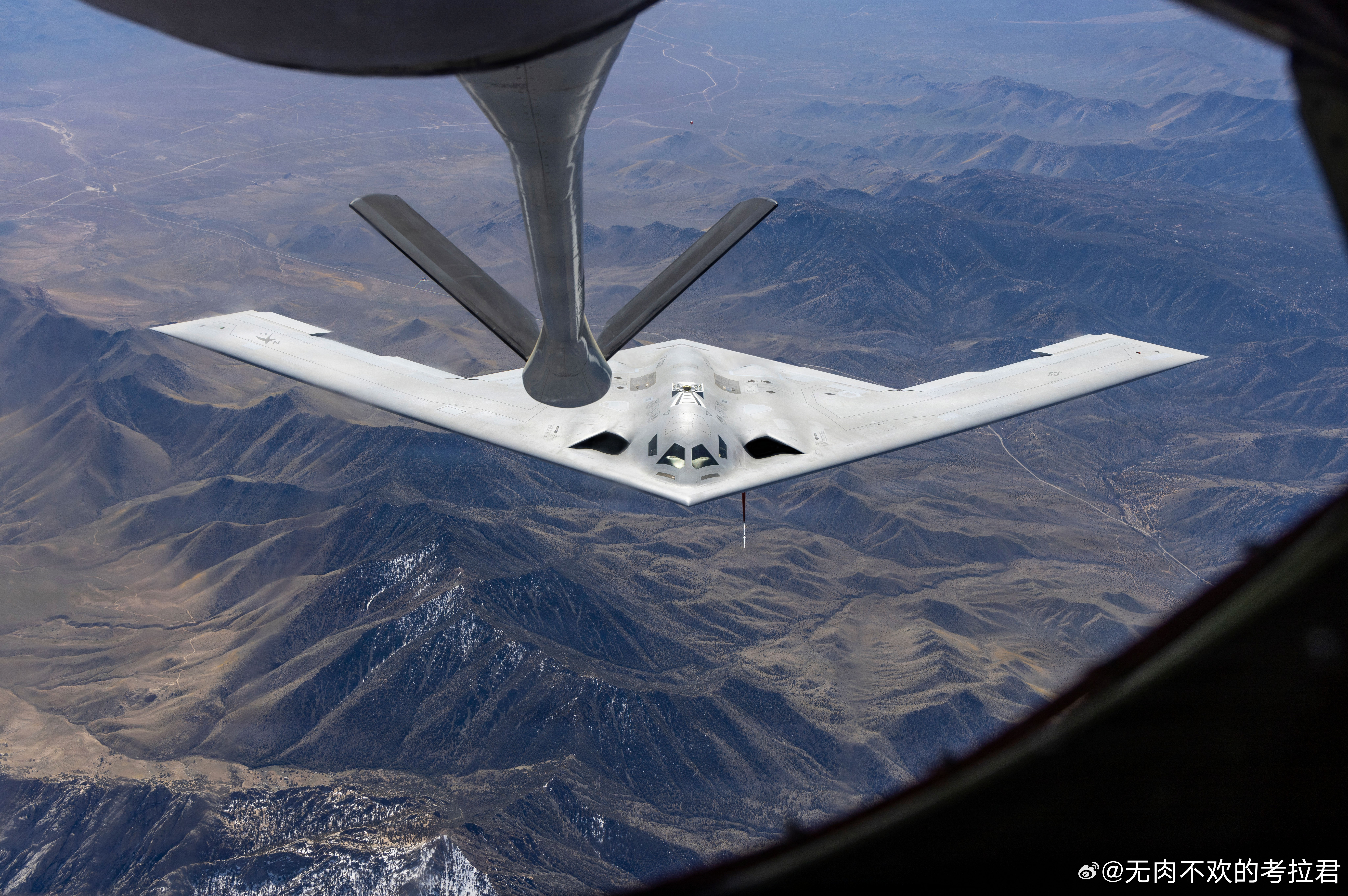 B-21 Raider 与 KC-135 Stratotanker空中加油 