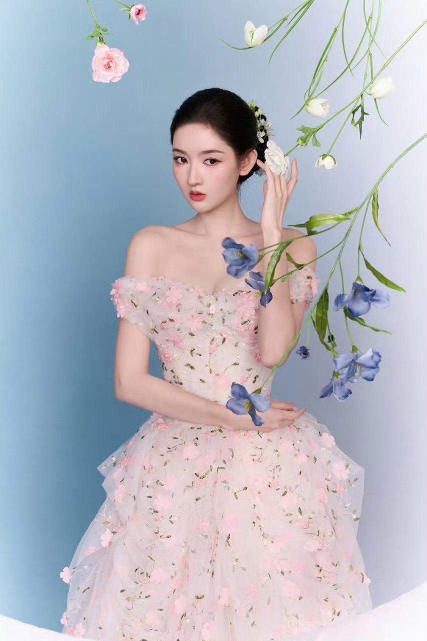 王玉雯白玉兰特邀嘉宾王玉雯出席白玉兰 王玉雯这次白玉兰造型也太会了吧！白裙配盘发