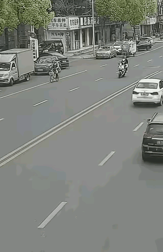 这也太吓人了，猝不及防！

摩托车骑得太快，后面还带了个人，突然冲出了一个小黑车