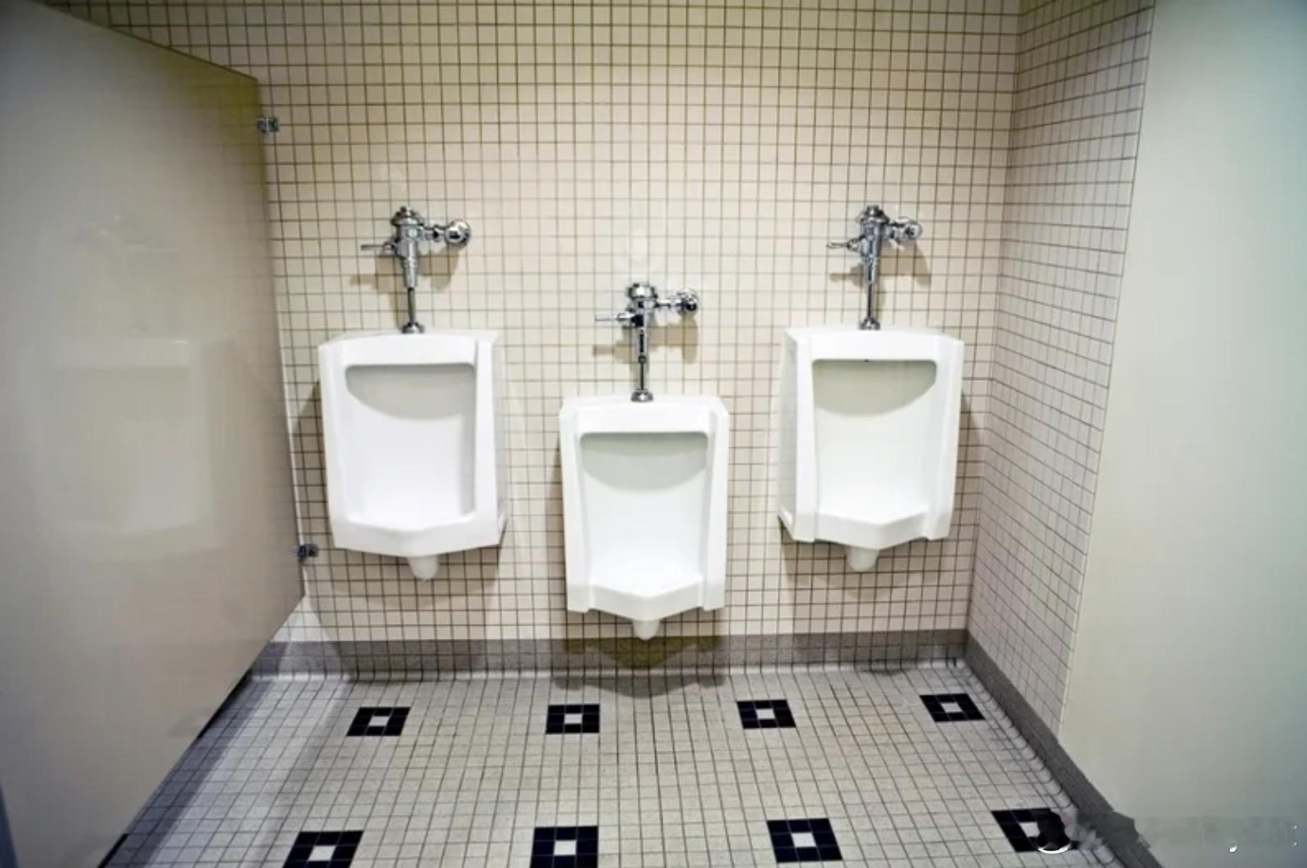 【日本男子闯车站男厕做出离奇举动 高中生受惊报警】海外新鲜事 据日本《神户新闻》