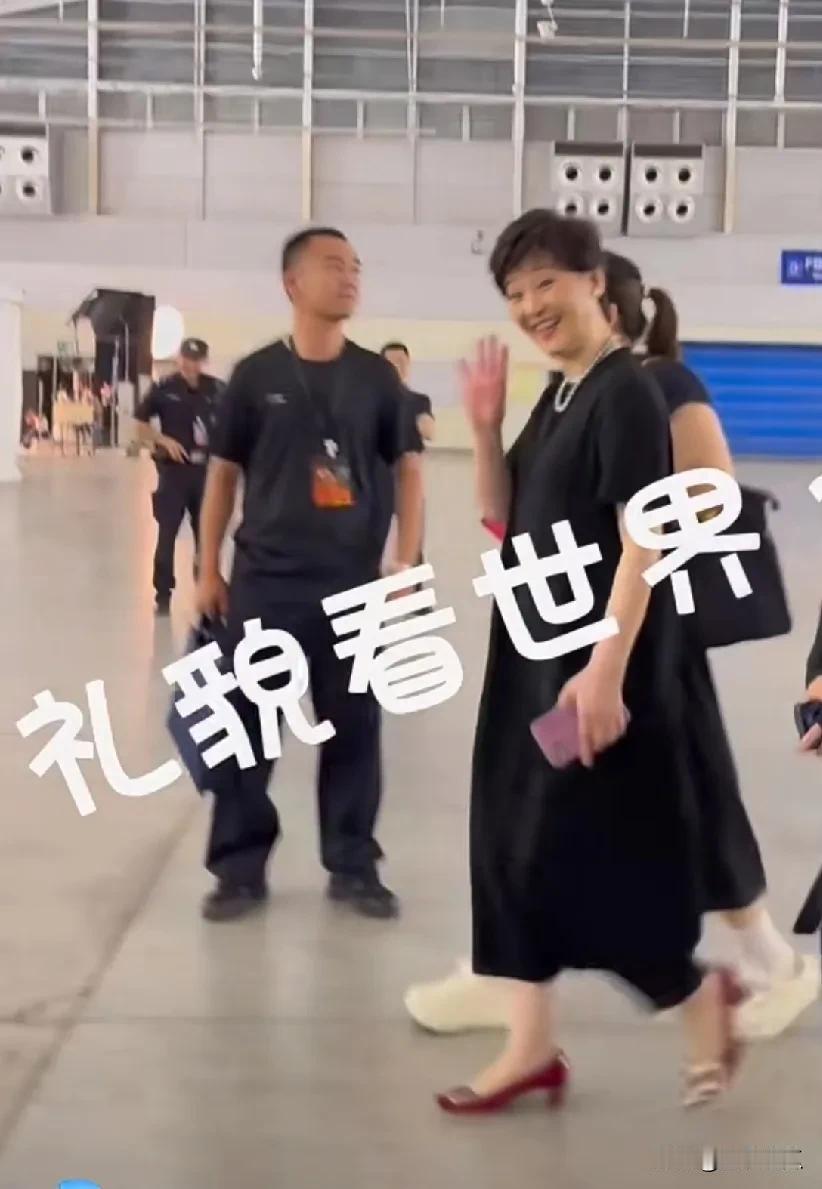 徐帆的状态可真好呀！满脸笑容地朝着观众挥手呢。徐帆年轻时那可是十足的大美女啊。纤