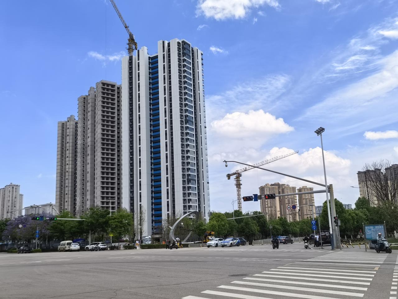 这个普吉路上的这个项目，是金地集团代建的，以前开工建了一点，后面就一直摆着，看来