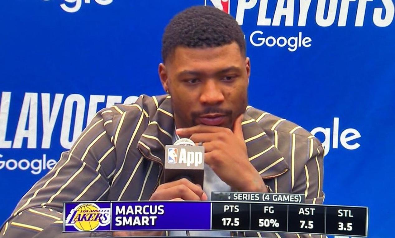 斯马特谈到24次失误（赛季最高）是怎么来的：“我们有点松懈了。开局投篮不准，我们