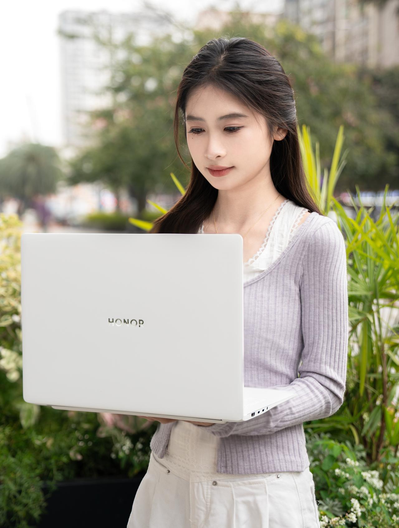 荣耀MagicBook Pro 14我们工作室的女孩子基本上人手一台，颜值高、足