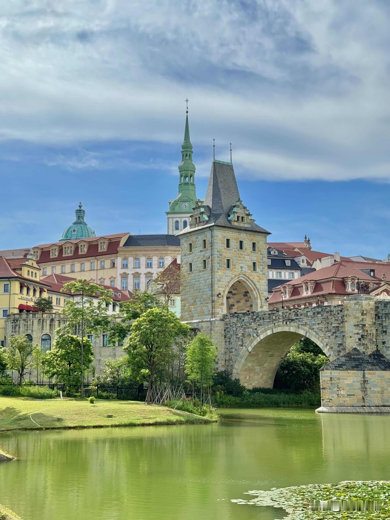 东莞松山湖才是秋日治愈天花板🌿

秋风把阳光揉碎在湖面，
波光粼粼的样子，温柔