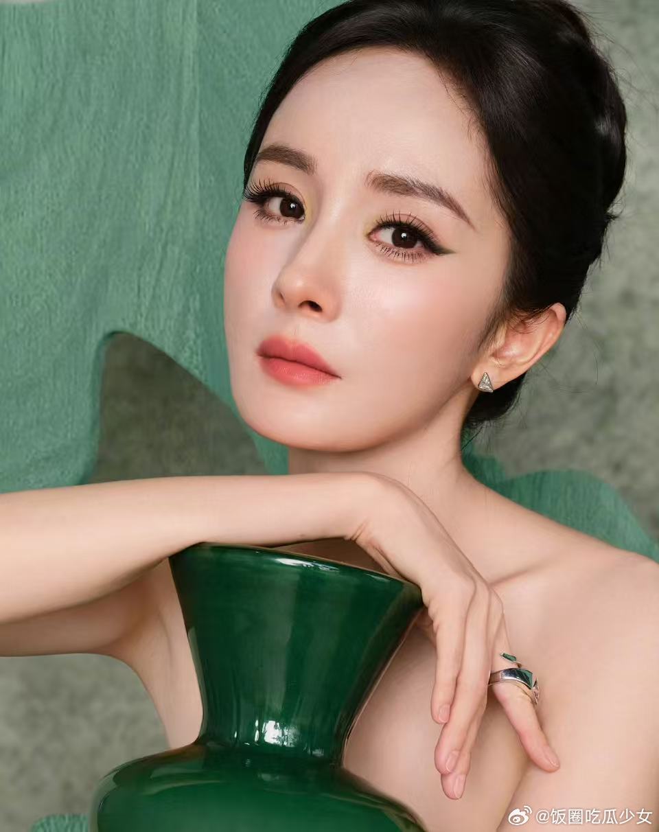 杨幂翡翠东方美人妆杨幂翡翠东方美人妆好美！思梦给杨幂化的翡翠东方美人妆