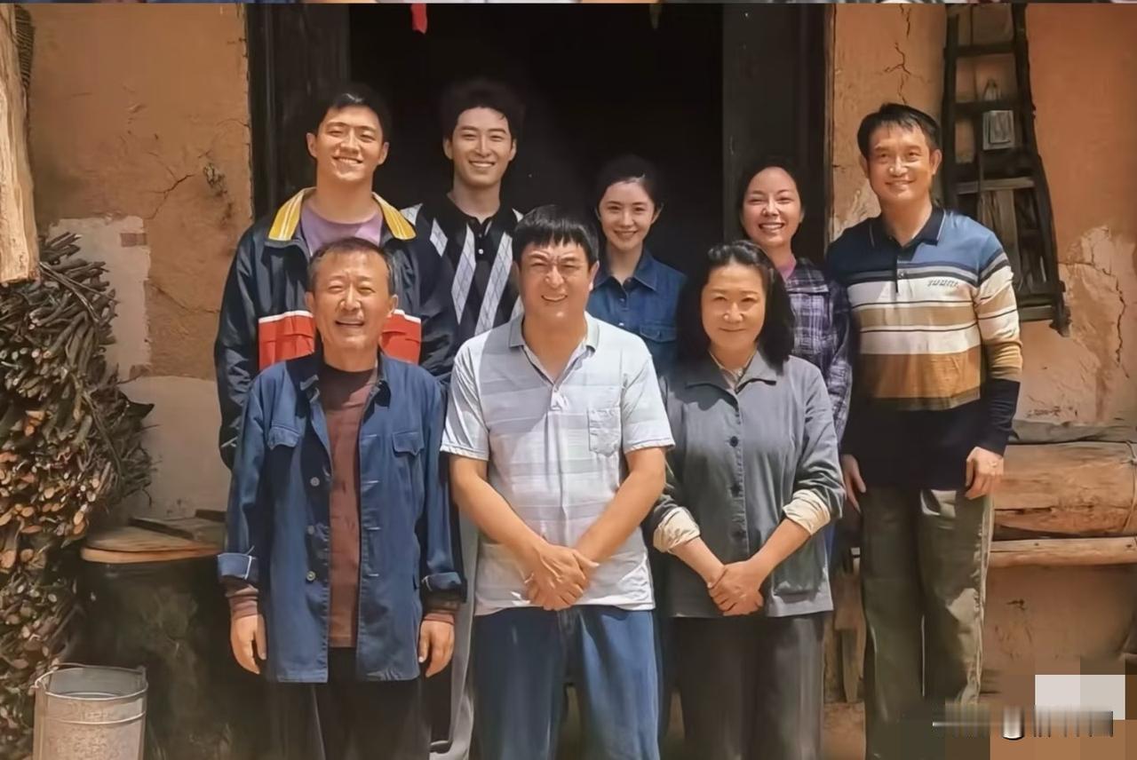 这张忆秦娥一家八口全家福，出自电视剧《主角》中刘红兵跟着忆秦娥回九岩沟老家的名场