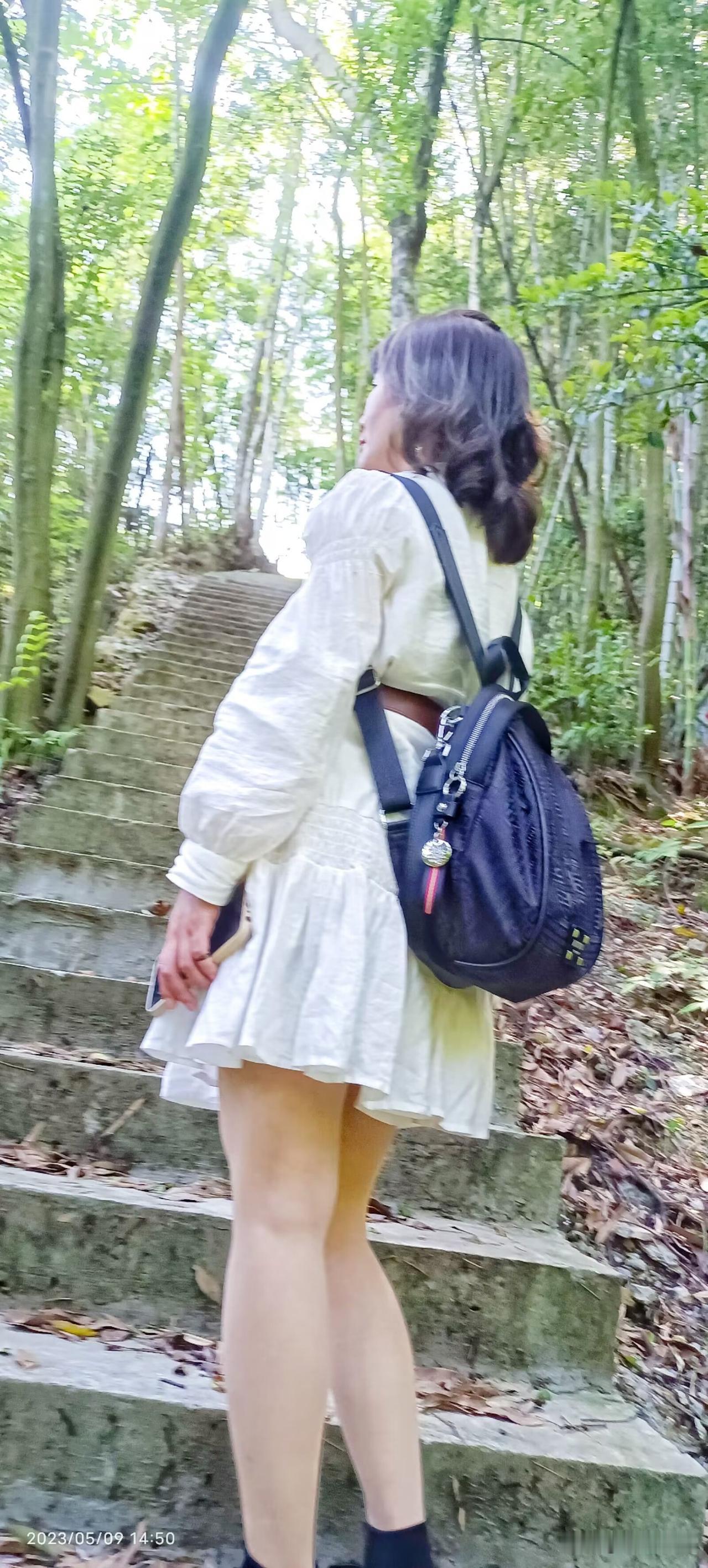 晒图笔记大赛森林中的漫步时光，轻盈裙摆随风飘扬。🌳👗💃