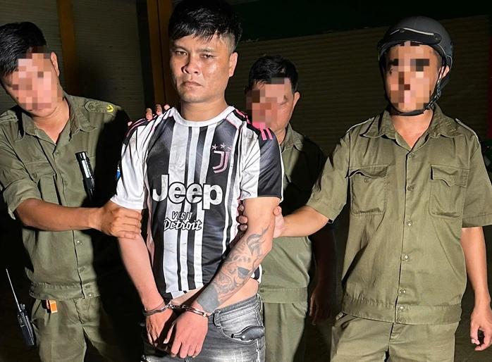 越南辅警与抓获的毒贩