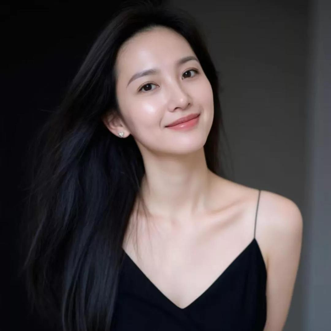 优雅的黑裙美女，微笑着，散发着迷人的魅力！气质黑裙 黑裙感美女 气质开叉黑裙 黑