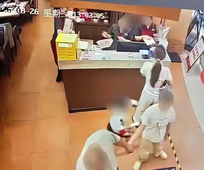 4岁男孩碰臀，被女子锁颈并起诉

4岁孩子大脑里只有玩耍、或跑、或撞。女子强扣“