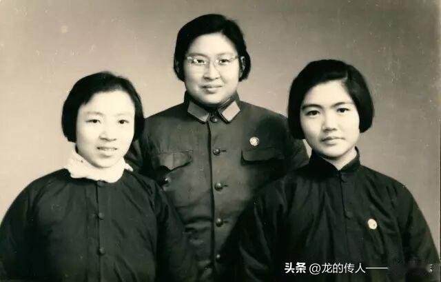 1968年，贺家第三代表姐妹（左起）贺海峰、李敏、贺小平在上海合影