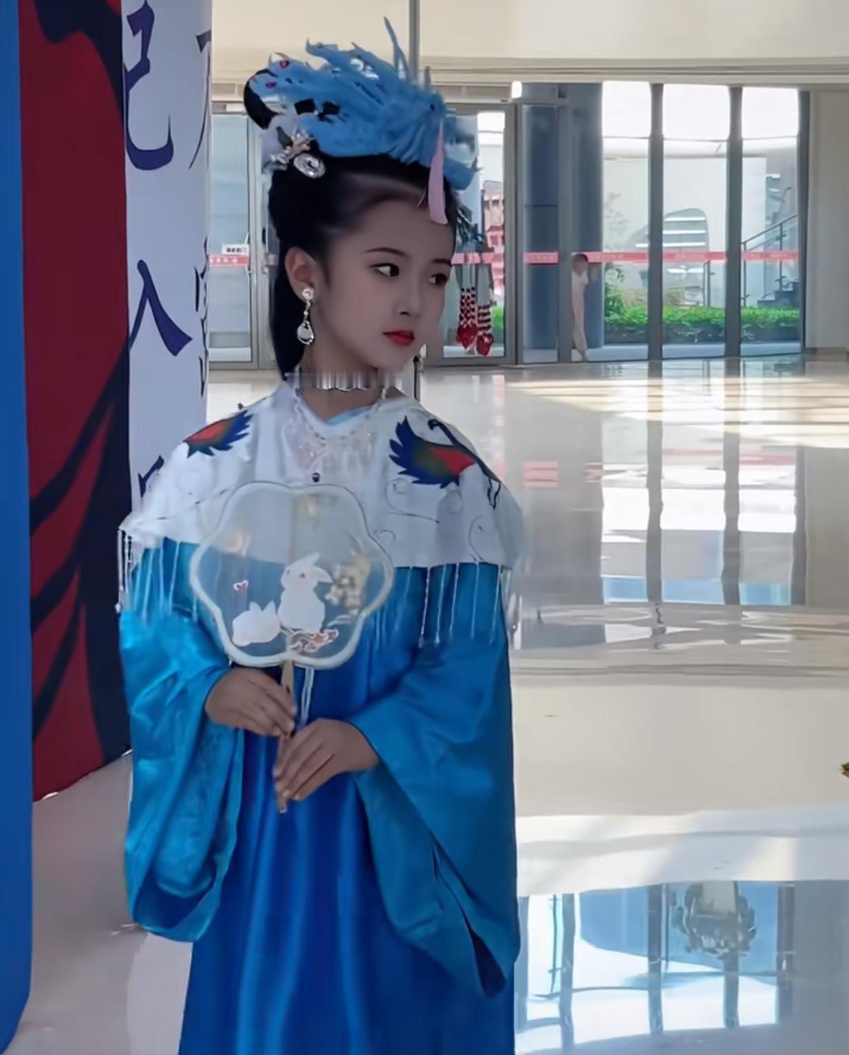 像，很像，
但是化妆师不能不给孩子的手也抹点粉呀，
这一双“小黑手”立马把人看乐