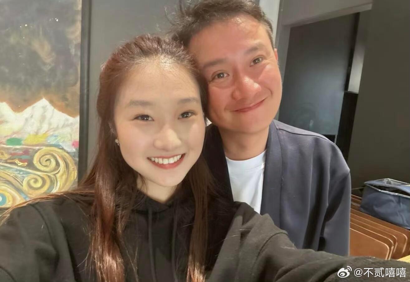 人顺不顺看状态就能看出来，文章四十出头的年纪，发际线后移，人也很沧桑近些年文章好