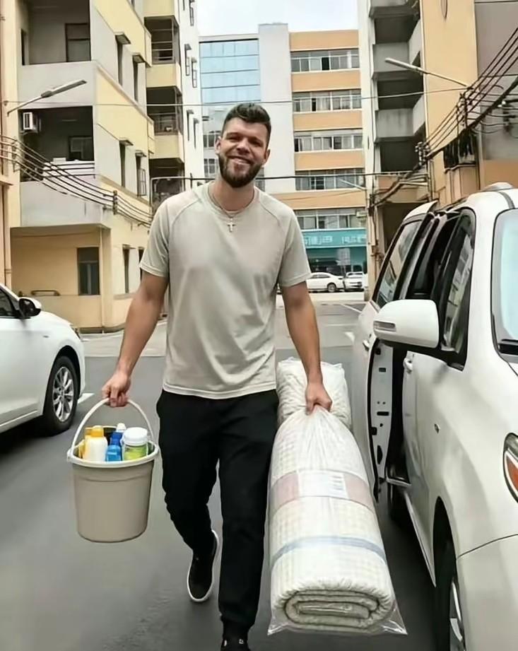 CBA大牌俱乐部的宿舍条件最近成了热议话题，广东队给外援安排的房间让两位球员都看