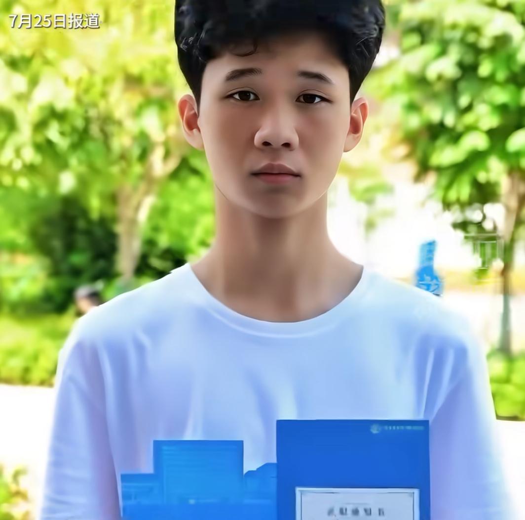 广东男生中考699分，
为梦想偷改志愿读中职，选择"中本贯通"，直接锁定本科。