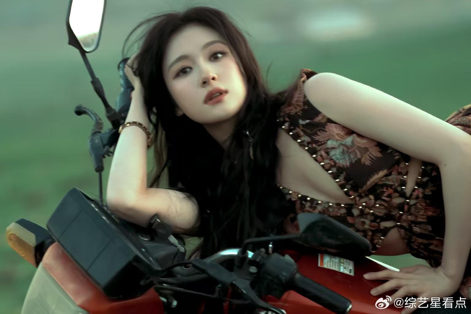 李兰迪机车碎花裙大片 完全被李兰迪全新造型惊艳到了，风吹过辽阔草原，复古红机车氛