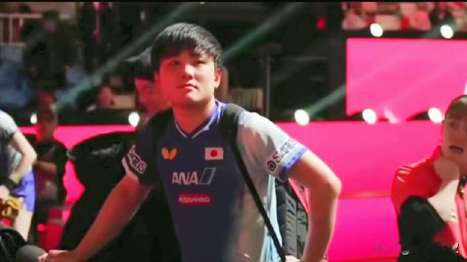 张本智和3:0轻松击败了林兆恒，
日本队7:2领先，
本来张本智和心情不错，
但