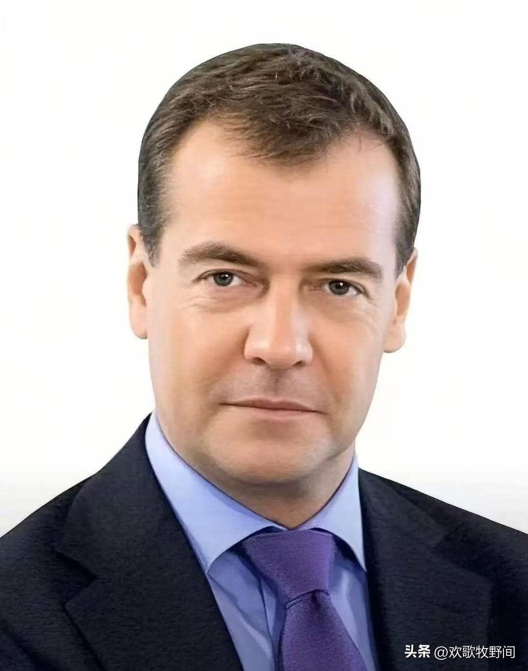 俄罗斯前总统梅德韦杰夫今天（3月7日）发文说：“海湾阿拉伯国家允许美国在其领土上