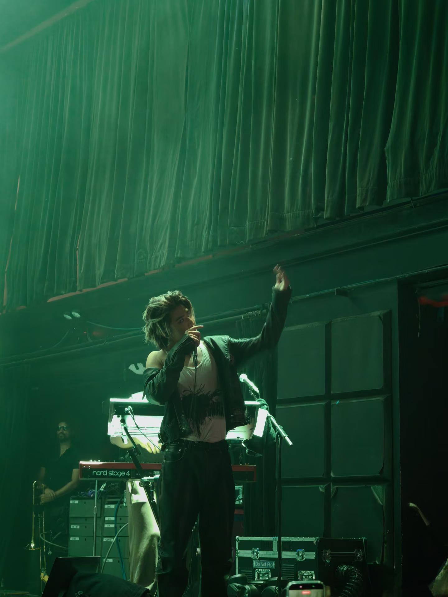 谁教蔡徐坤这样穿衣服的谁懂这份极致穿搭魅力！蔡徐坤巡演蛇纹无袖造型鲨疯，单侧露臂