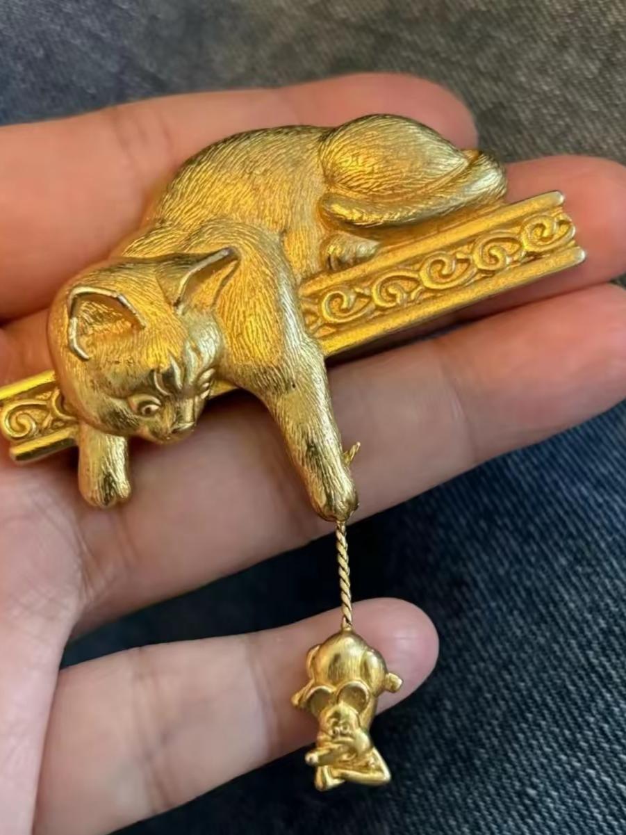 我跟闺蜜逛街挑牛仔裤试穿时兜里摸到个猫捉老鼠金属小牌子，一开始只当衣服自带标牌，