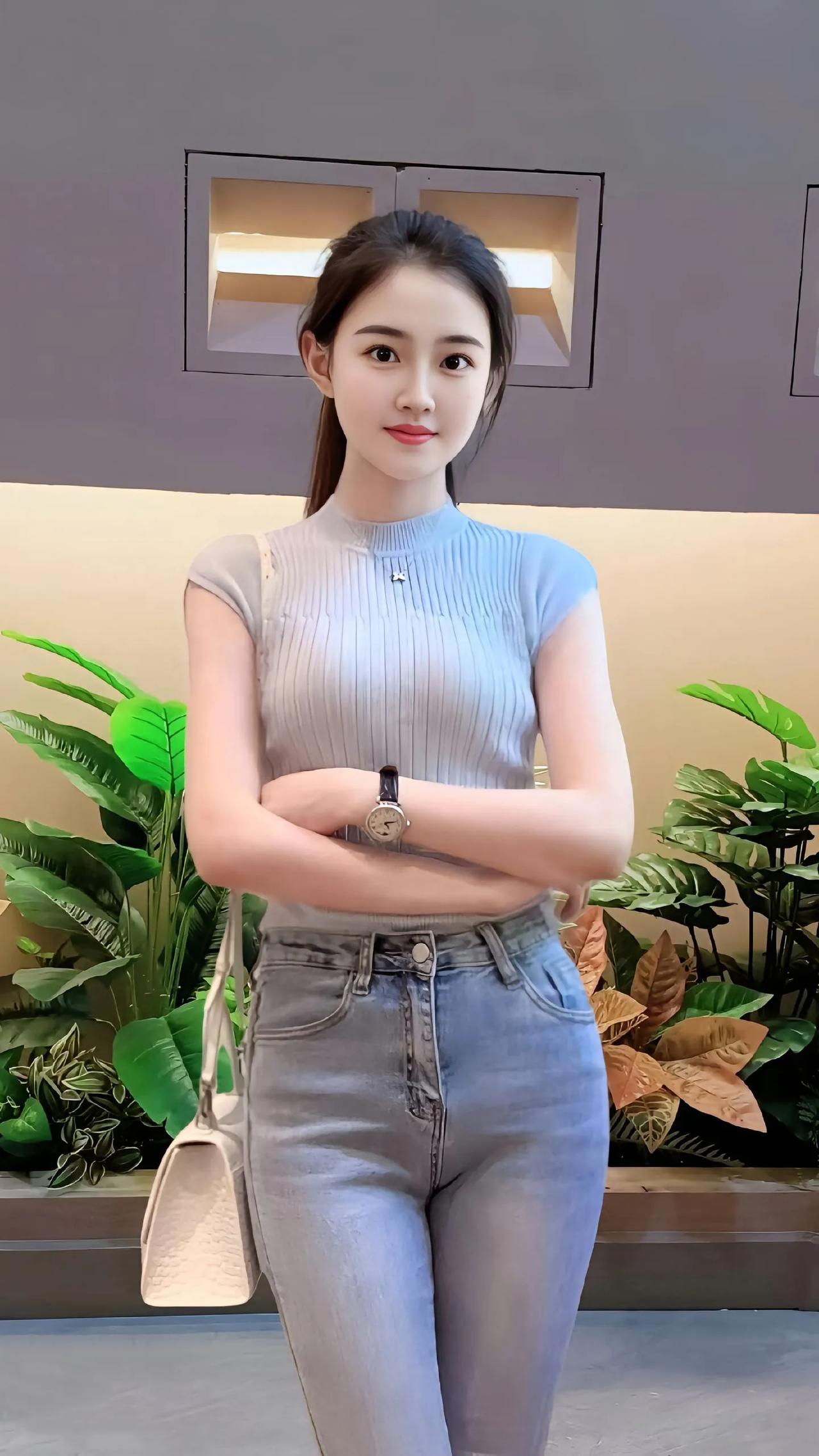 为什么接吻时感觉甜甜的呢？
其实主要是接吻时双方的口水接触时，导致口水酶产生了化