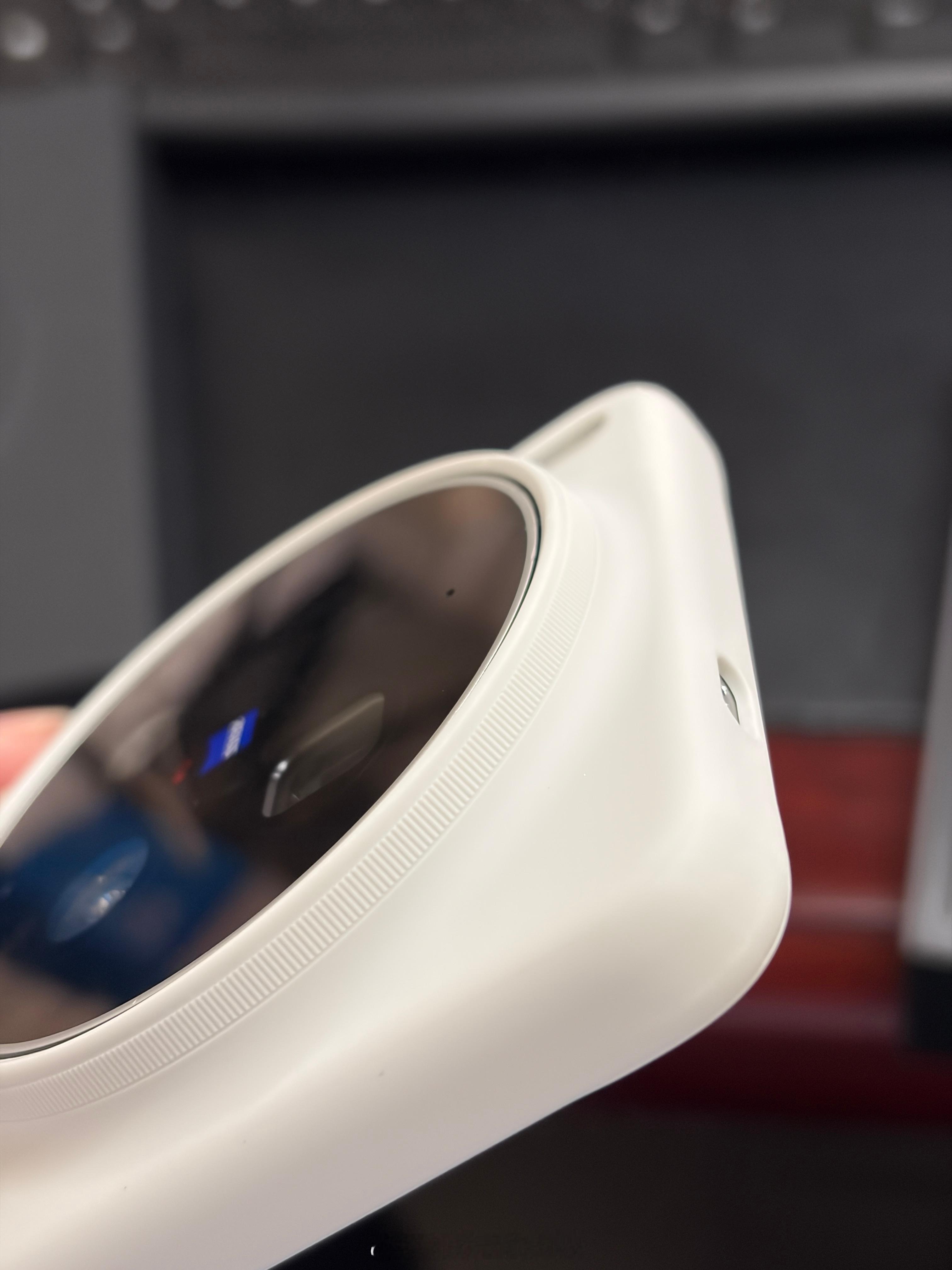 今天想起来把vivo X300 Ultra的壳给带上vivo随机附送的壳子做的是