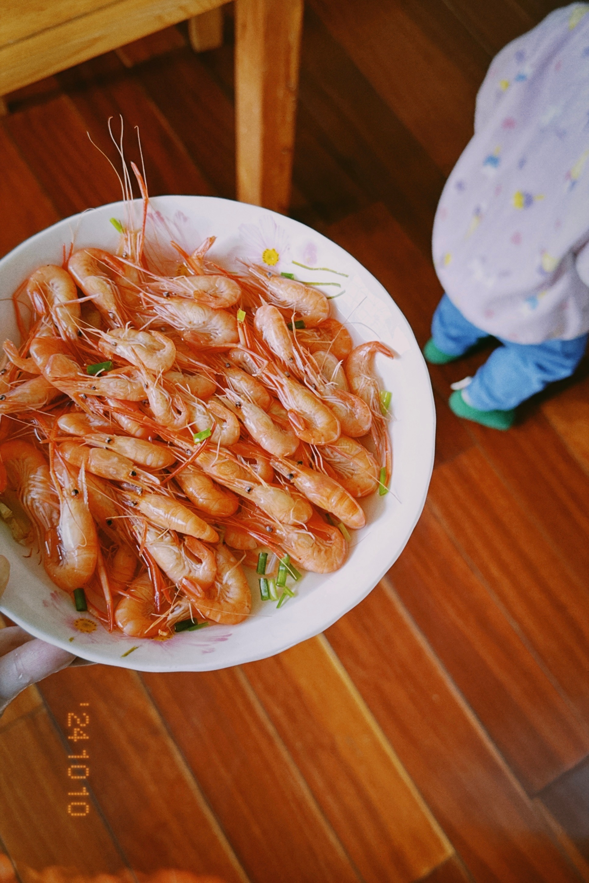 外公还买了小河虾稳稳早饭时间看到桌上小河虾🦐嚷着“剥剥剥”要吃今天早饭就吃小河