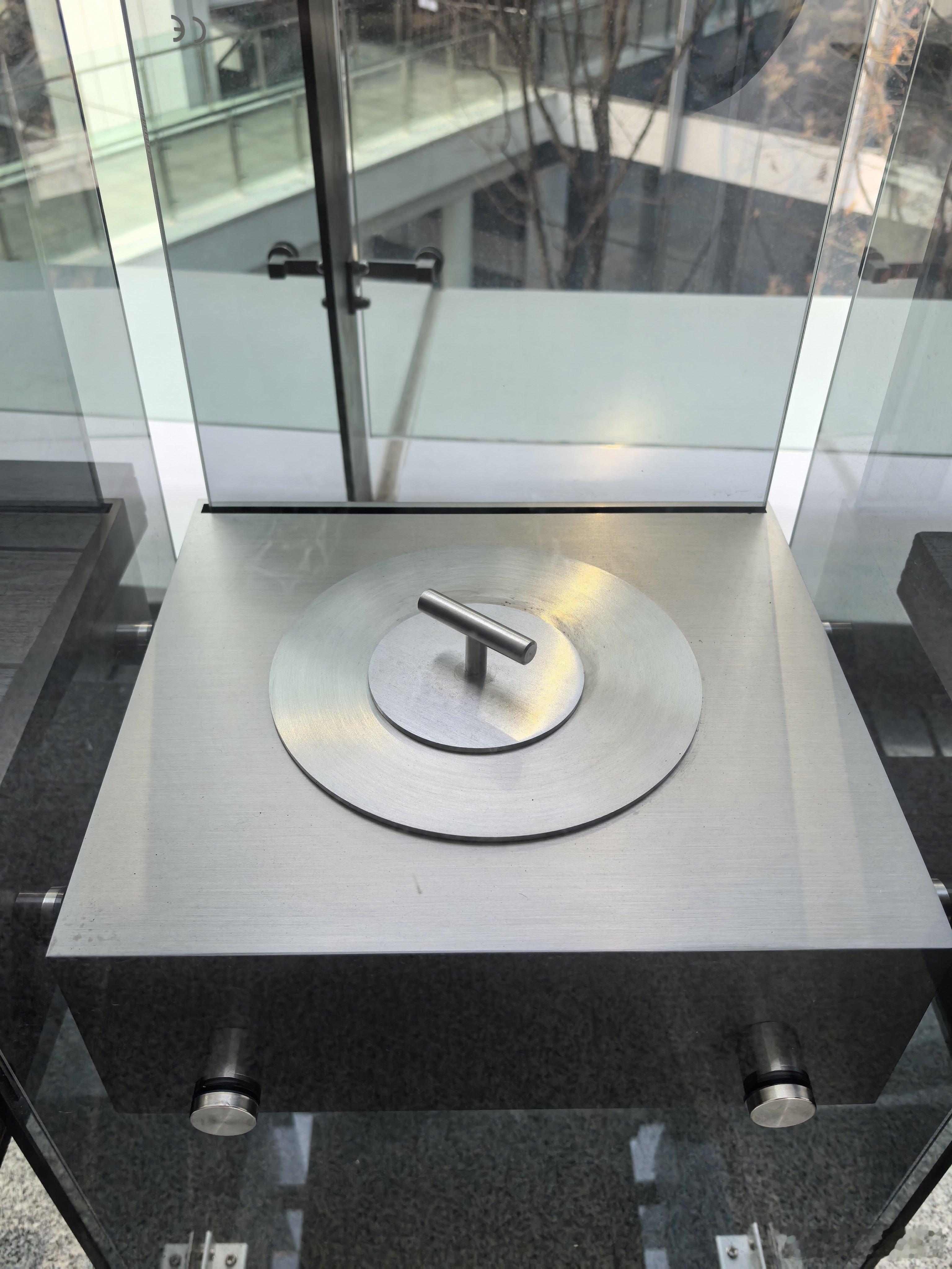 不卷价格，而卷情怀，贵，就有了道理。 