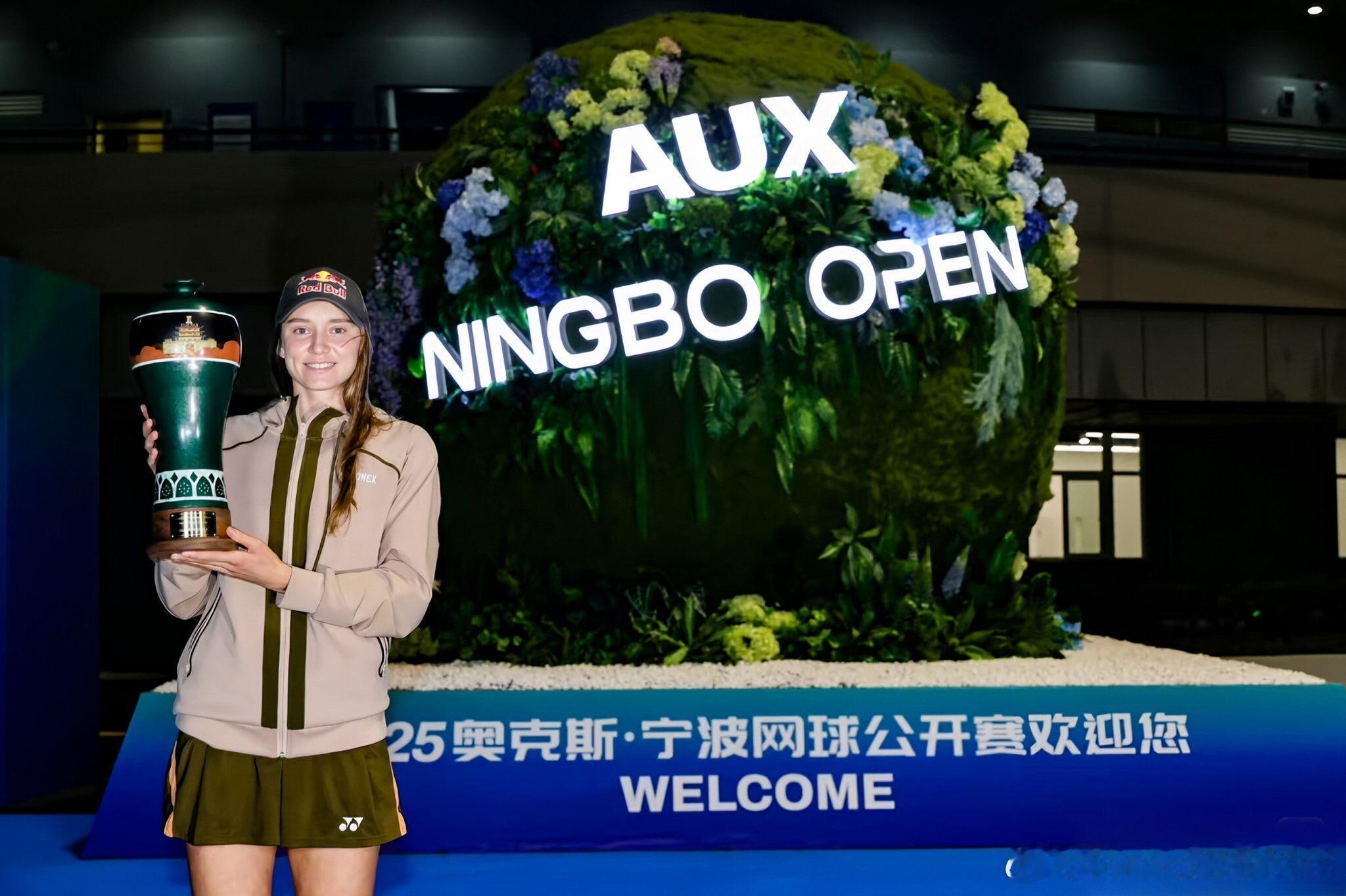 莱巴金娜和宁波赛奖杯合影美wta[超话]莱巴金娜宁波赛冠军2025宁波网球公开赛