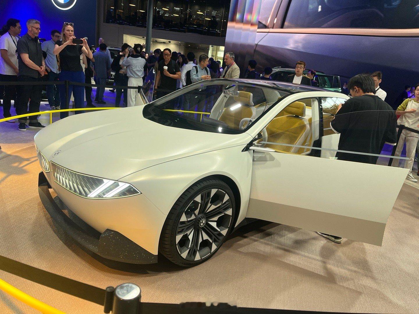 在车里看实物，是比图片上的效果好 bmw neue klasse #北京车展# 