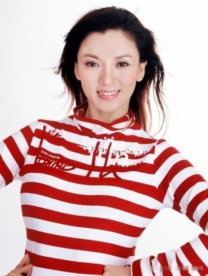 记得她原来多好看的，脸部线条自然，表情灵动，算不上顶级美女，但至少难看。如今的她