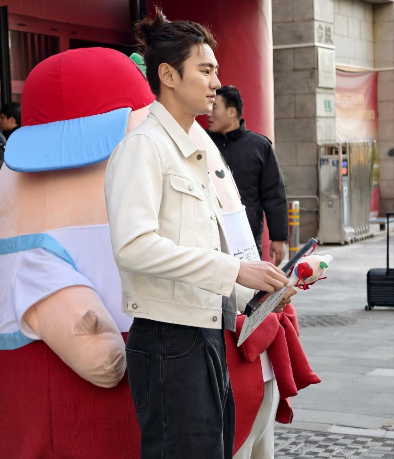 32岁的宁泽涛变化真不小，一改寸头短发，挑战日系长发，头顶的小团子好搞笑。

退