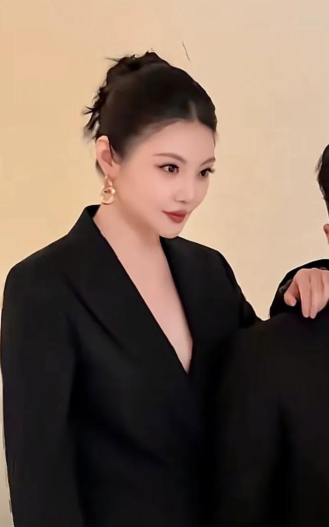 徐冬冬你这有辨识度的脸，大气、高级、耐看、男人喜欢女人也喜欢，非常好看千万别想不