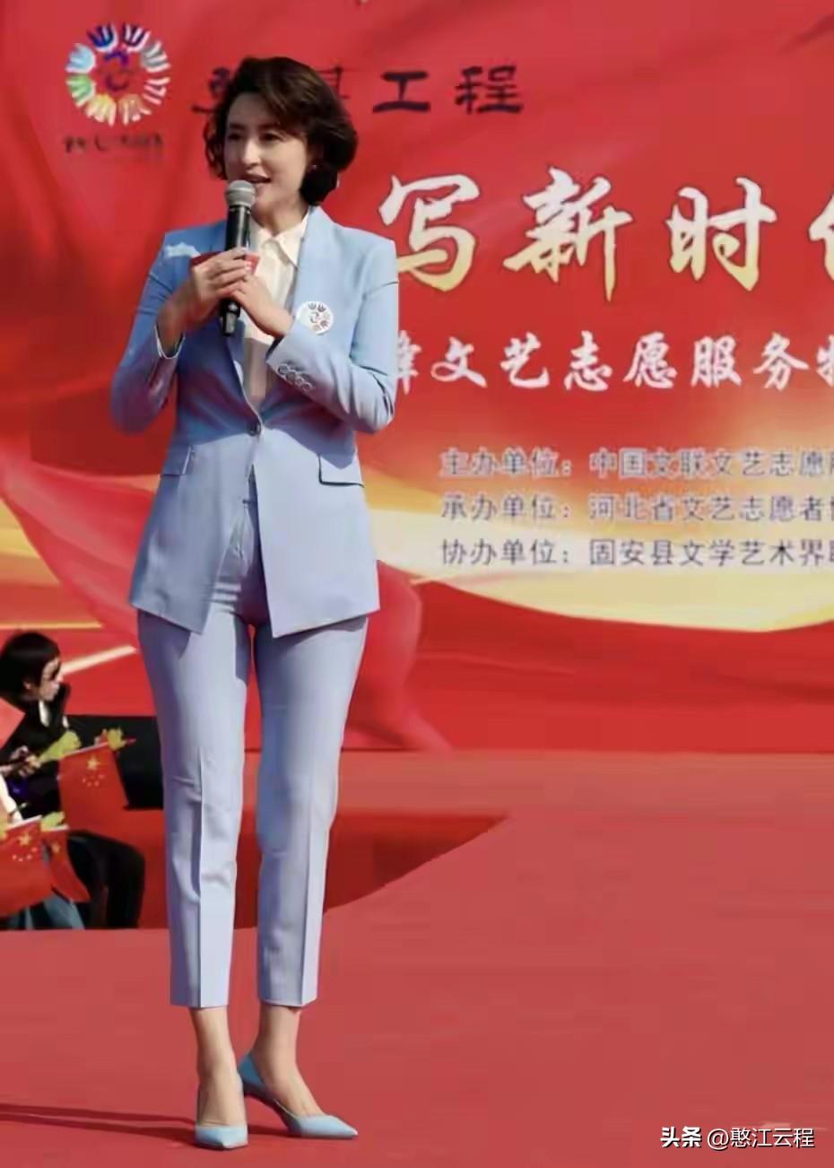 张蕾参加一个活动，有人挑刺说她衣服太紧，这是纯属挑刺。我们大家不也是经常这样穿吗
