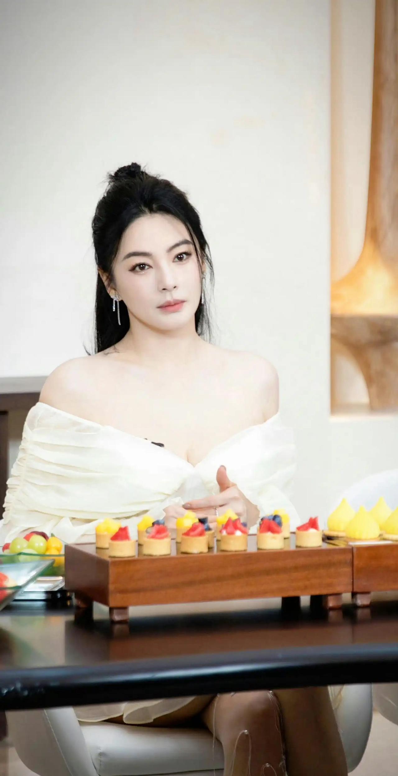 代孕。插足别人婚姻。张雨绮的独立大女主人设也是彻底崩了。

不管是普通老百姓还是