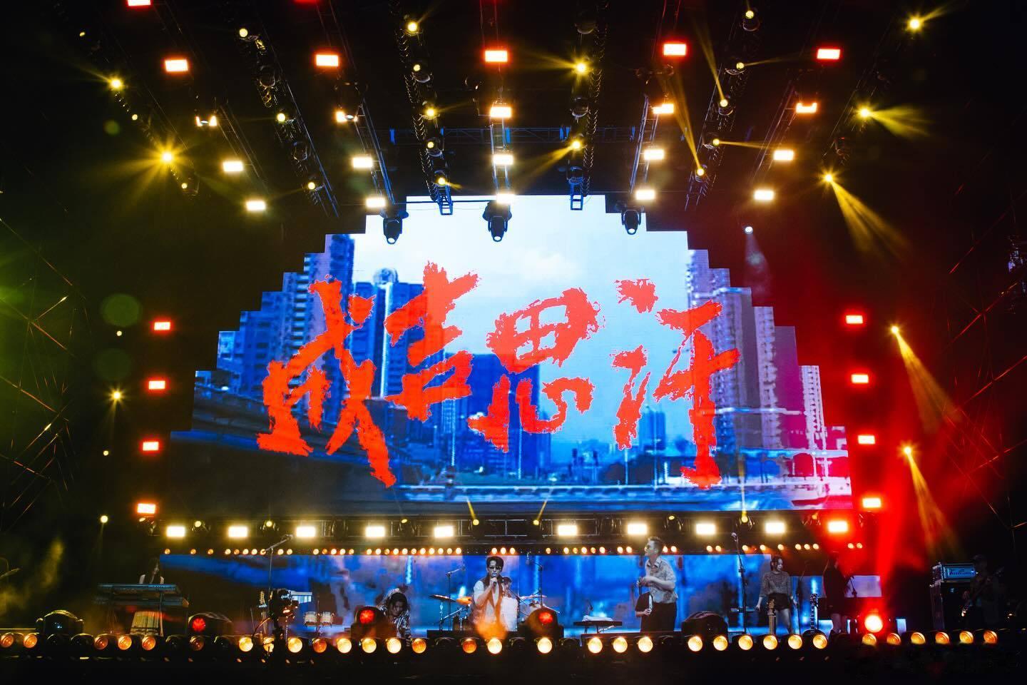 漓岛音乐节，五条人与章宇合作舞台，“五条章鱼”。拉小提琴的章宇有种特别的性感，跟