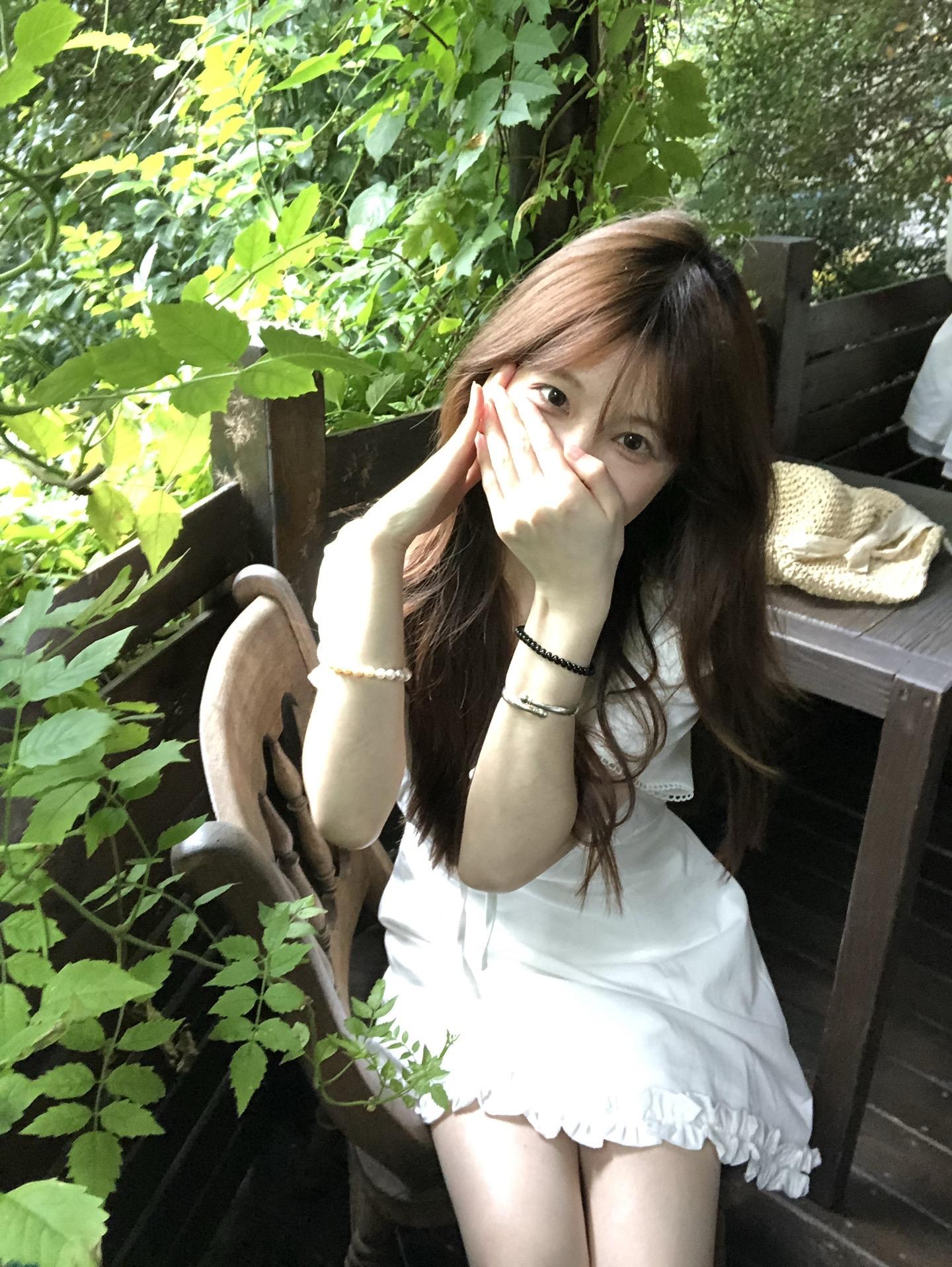 “雨下得人心里长出一层青苔，连记忆都绿阴阴地滑腻起来”