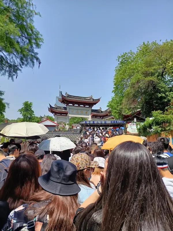 我认为不值得，就像今年五一的泰山一样，本来是出门游玩的，结果却成活受罪。在家歇歇