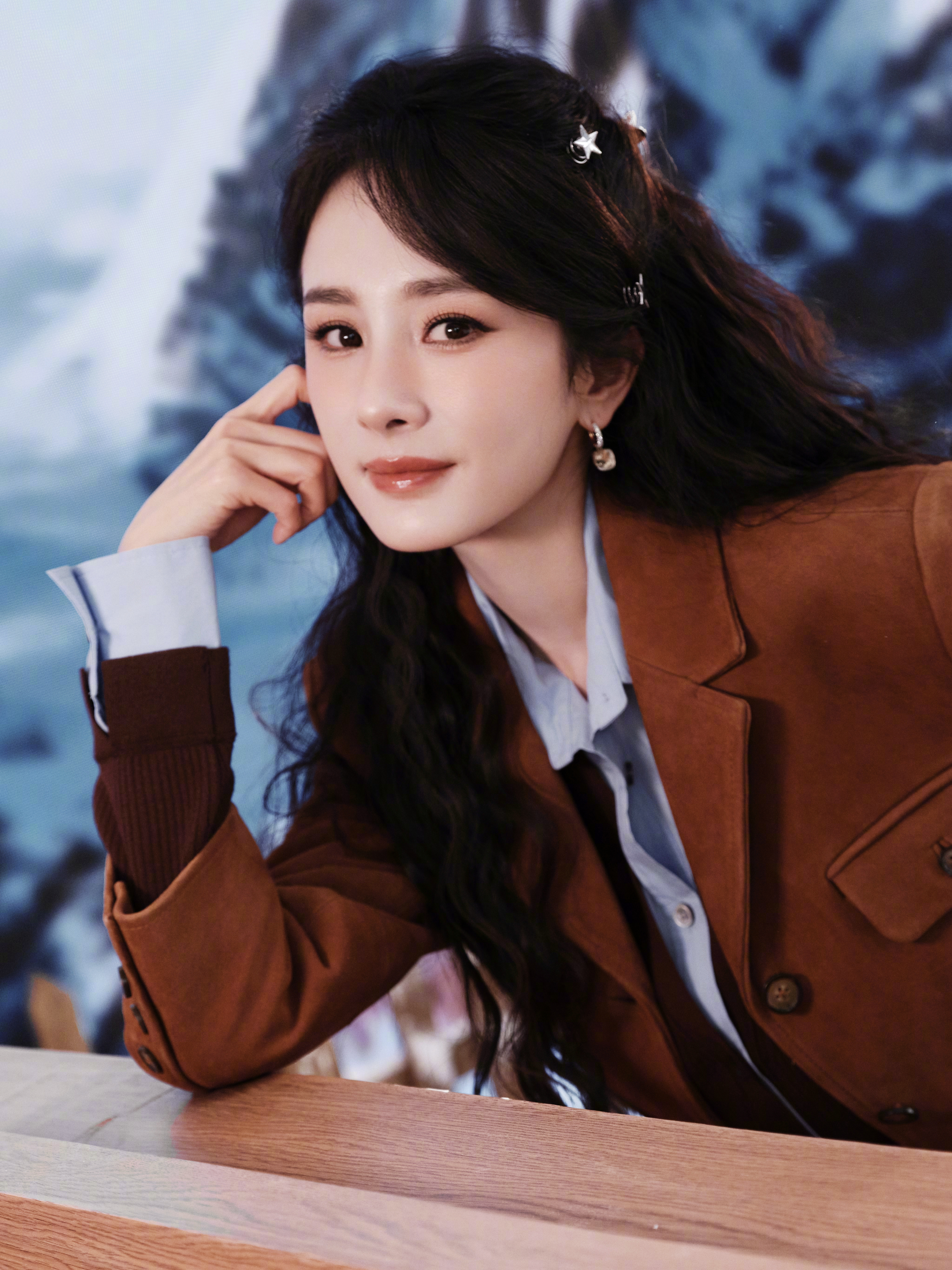 杨幂  羊毛卷和小发夹，还有熟悉的pose，是一天拍的呀