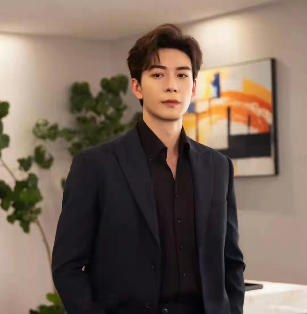 内娱终于承认了，有些男演员，天生长了一张“权力脸”。
186的身高戳破屏幕，宽肩