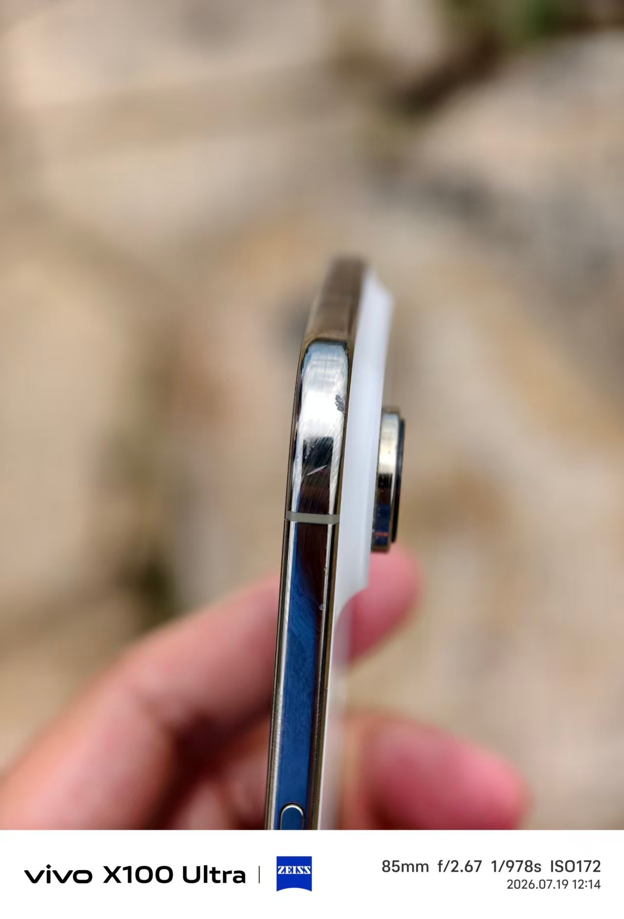 裸奔 iPhone Air 以来摔最严重的一次，福建的石头还是硬。 