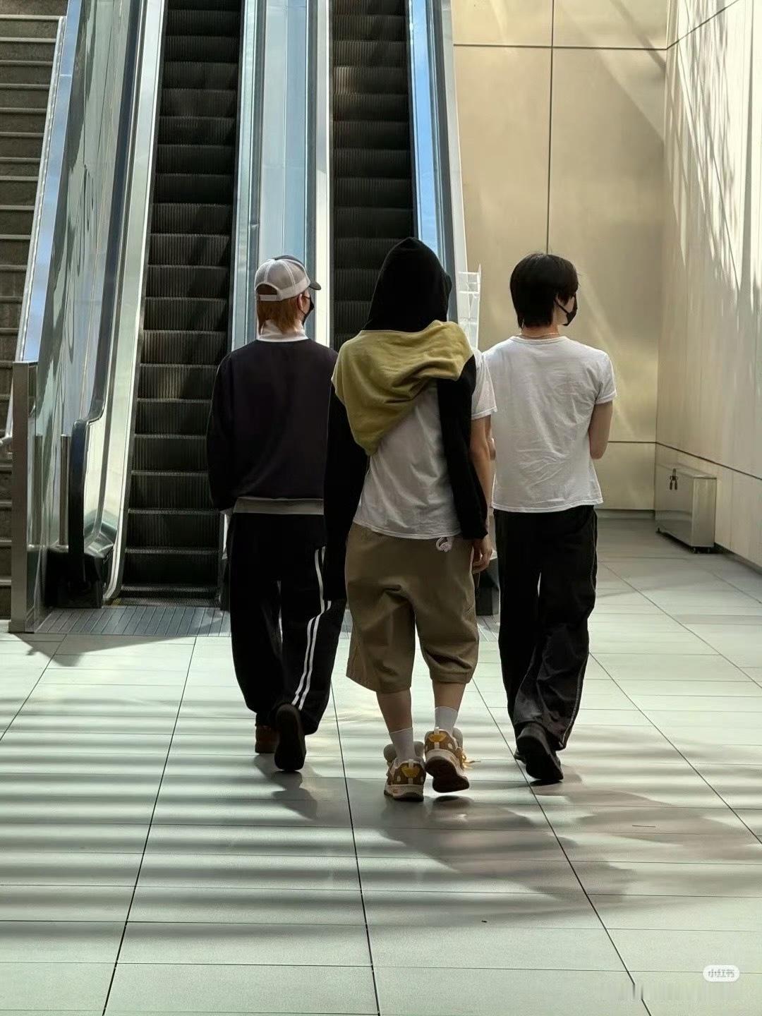 网友偶遇到的SMTR25练习生三人组吴弦俊、Daniel、JustinJay ​