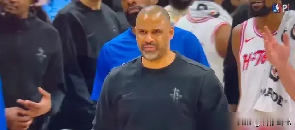 笑发财了，火箭管理层输球后第一个电话打给篮网要芬尼-史密斯？这编剧怕不是睡懵了把