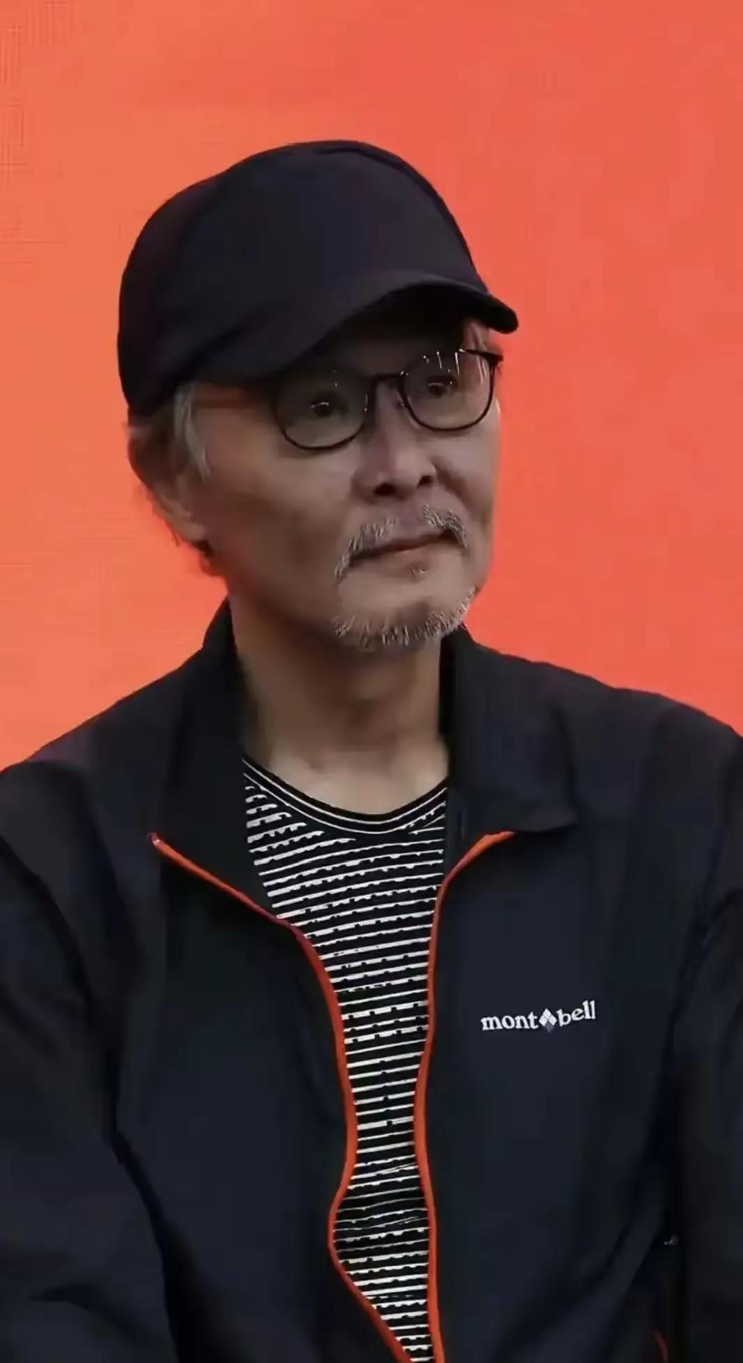 这人是谁啊！有的说是范伟，有的说是赵本山，我看都不像，有知道的吗？